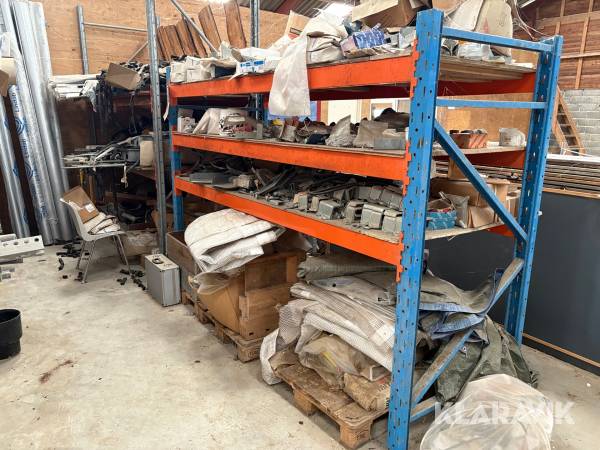 Pallereol med blandet byggematerialer