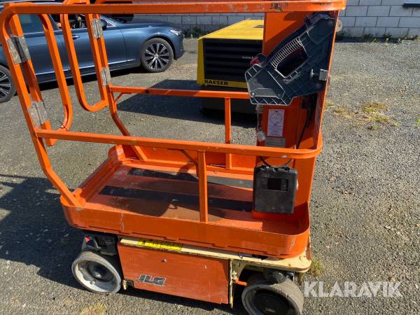 En søjlelift JLG 1230ES