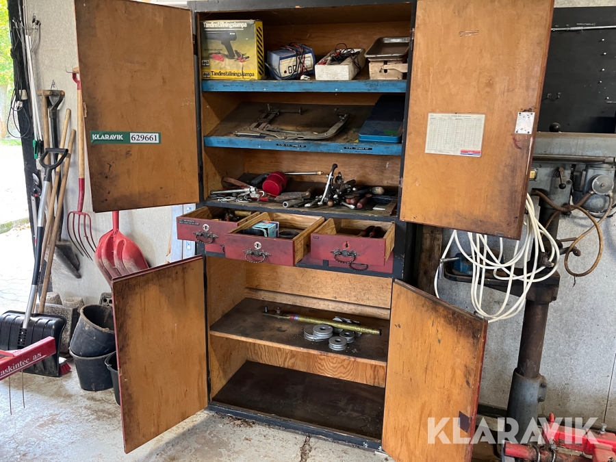 Værktøjsskab med værktøj og udstyr