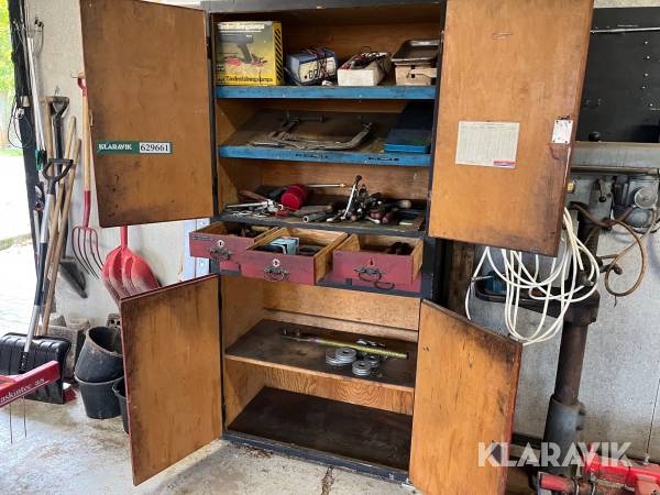 Værktøjsskab med værktøj og udstyr