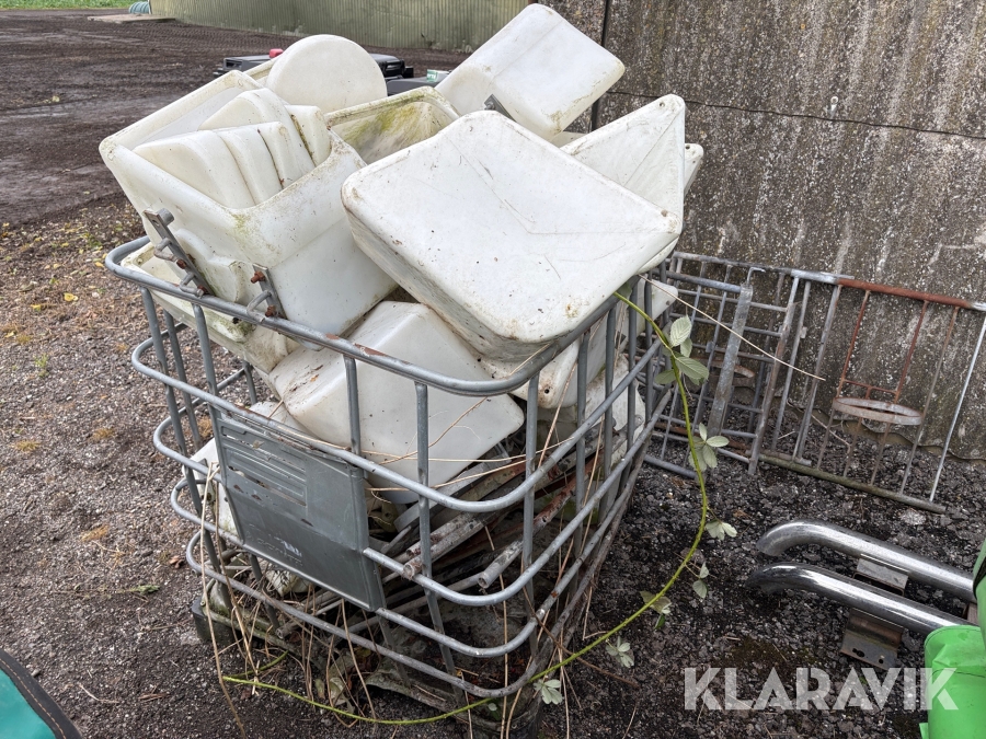 Foderkrybber og inventar anslået 22 styk.