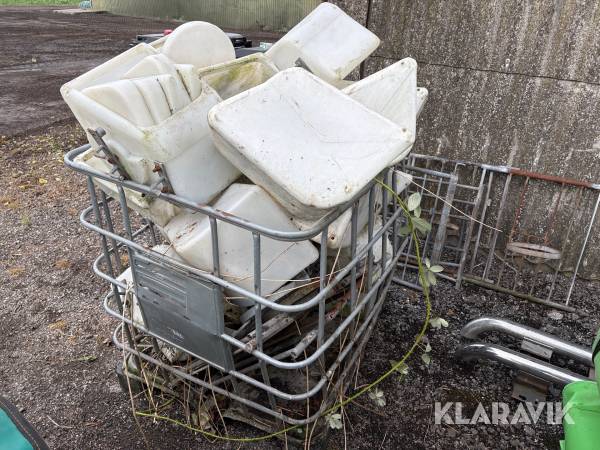 Foderkrybber og inventar anslået 22 styk.