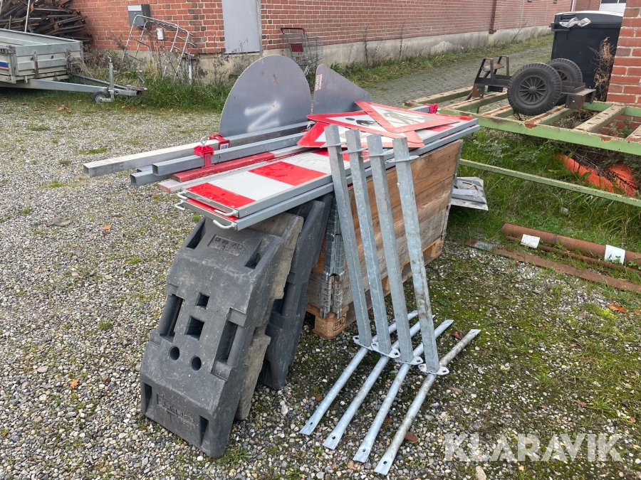 Diverse afspærringer og skilte