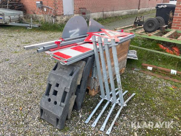 Diverse afspærringer og skilte