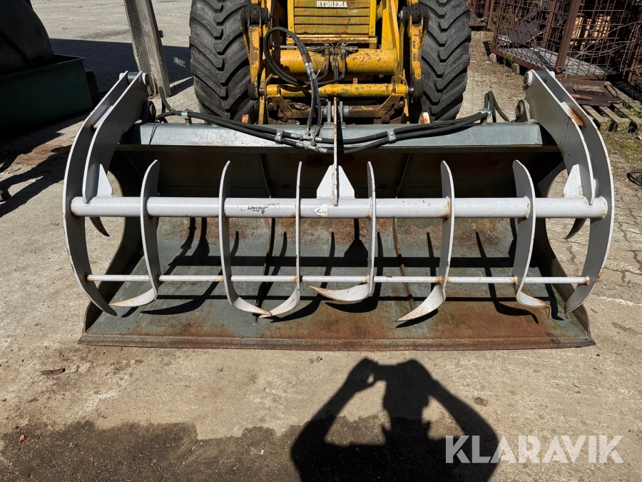 Skovl med overfaldsgrab