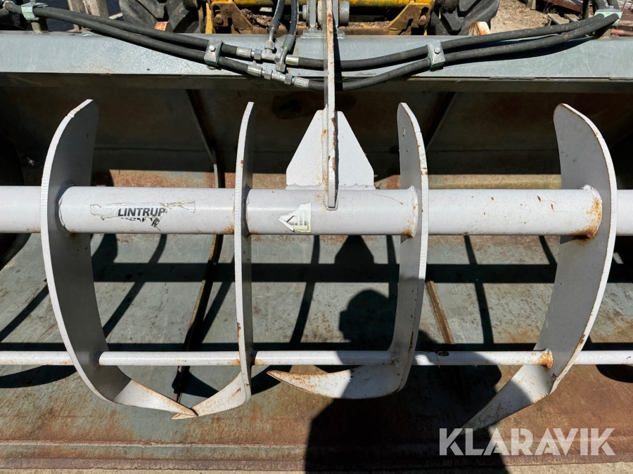Skovl med overfaldsgrab