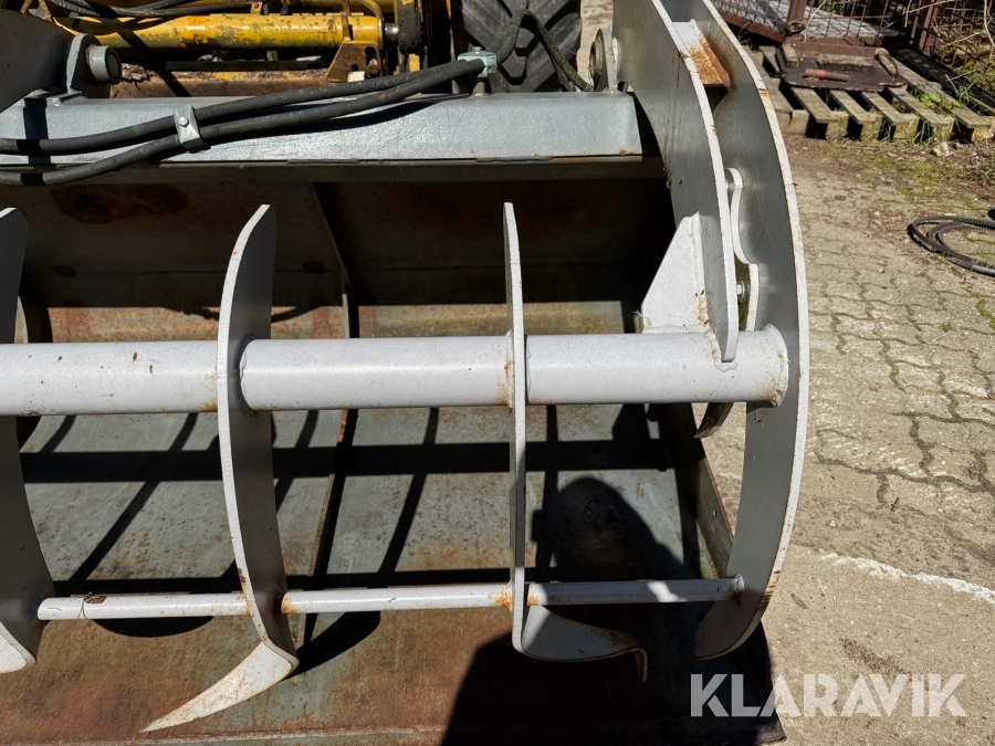 Skovl med overfaldsgrab