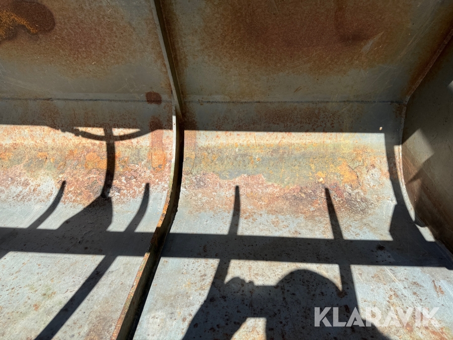 Skovl med overfaldsgrab