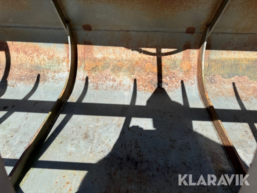 Skovl med overfaldsgrab