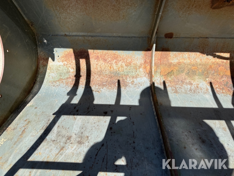 Skovl med overfaldsgrab