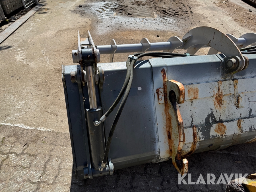 Skovl med overfaldsgrab
