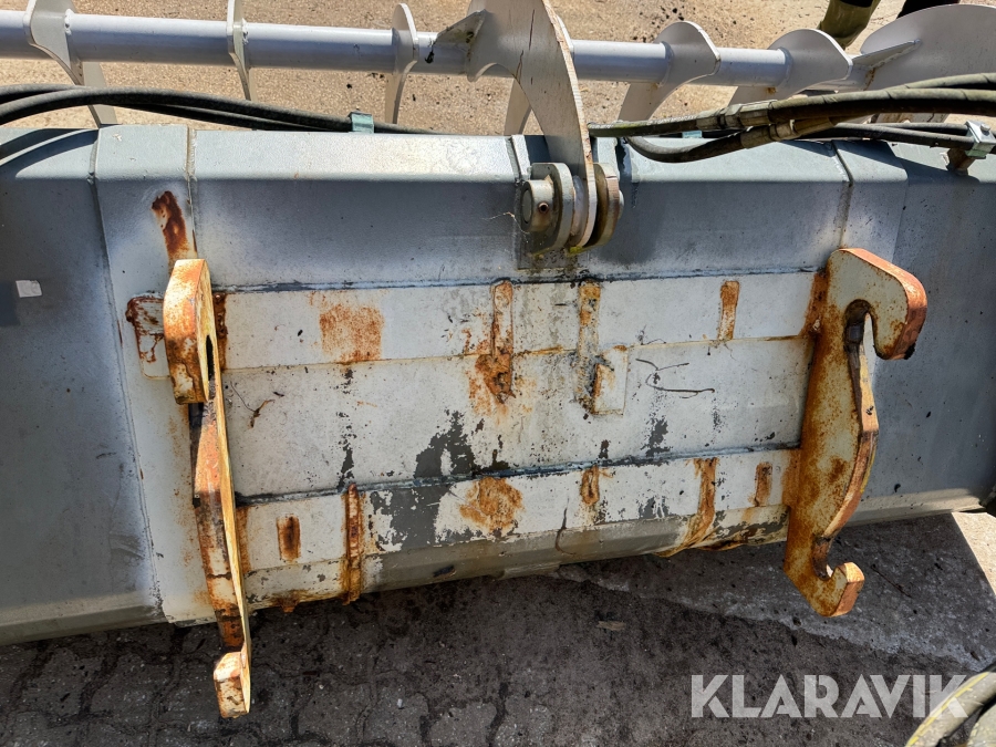 Skovl med overfaldsgrab