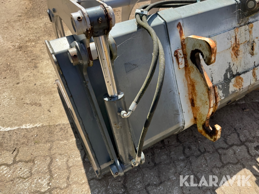 Skovl med overfaldsgrab