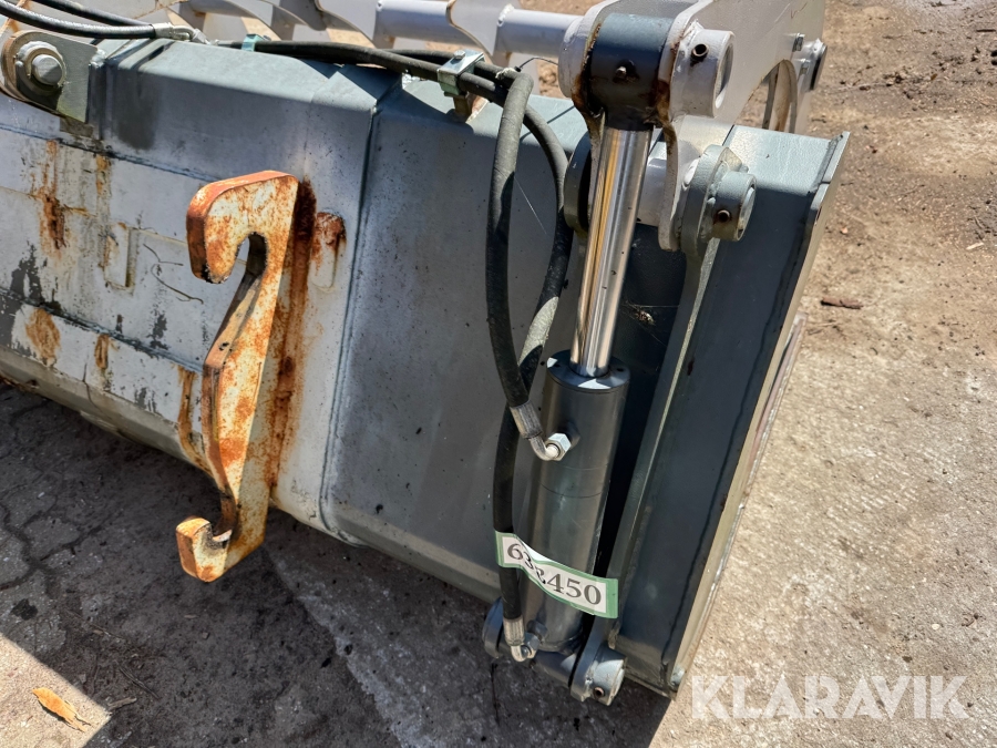 Skovl med overfaldsgrab