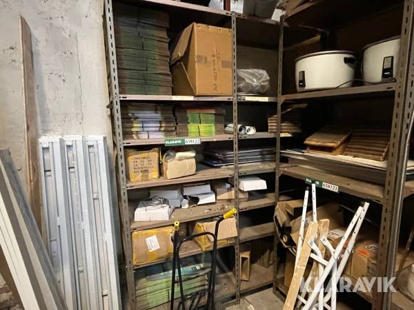 Reol system med blandet tilbehør.