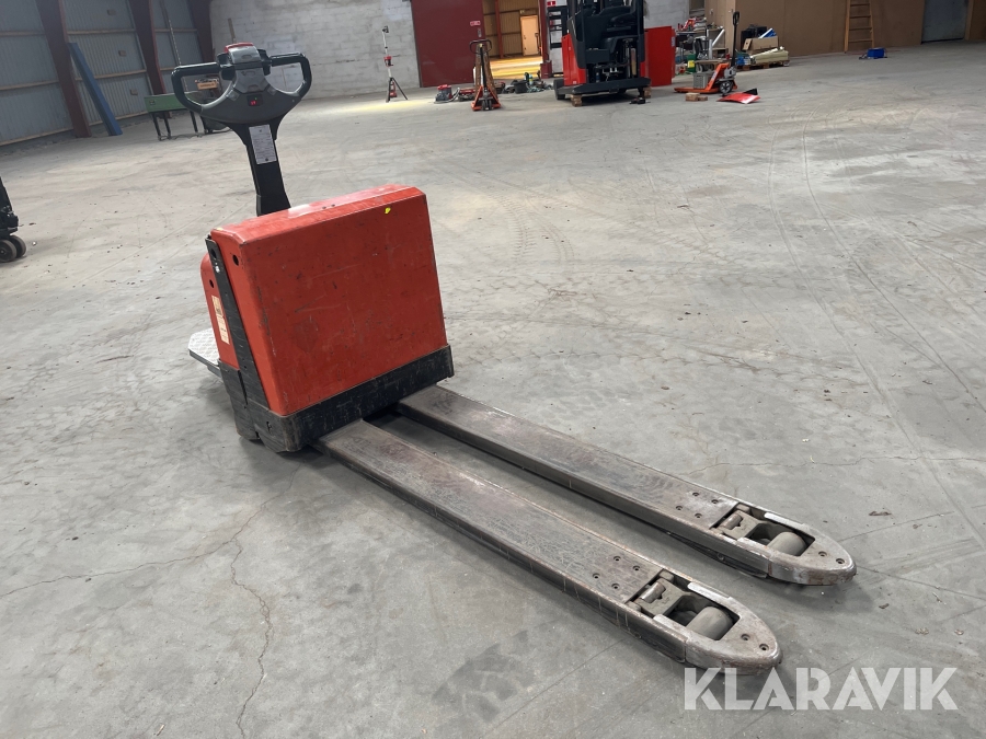 El pallevogn BT W 20 med lange gafler