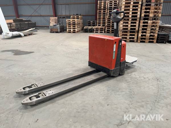 El pallevogn BT W 20 med lange gafler