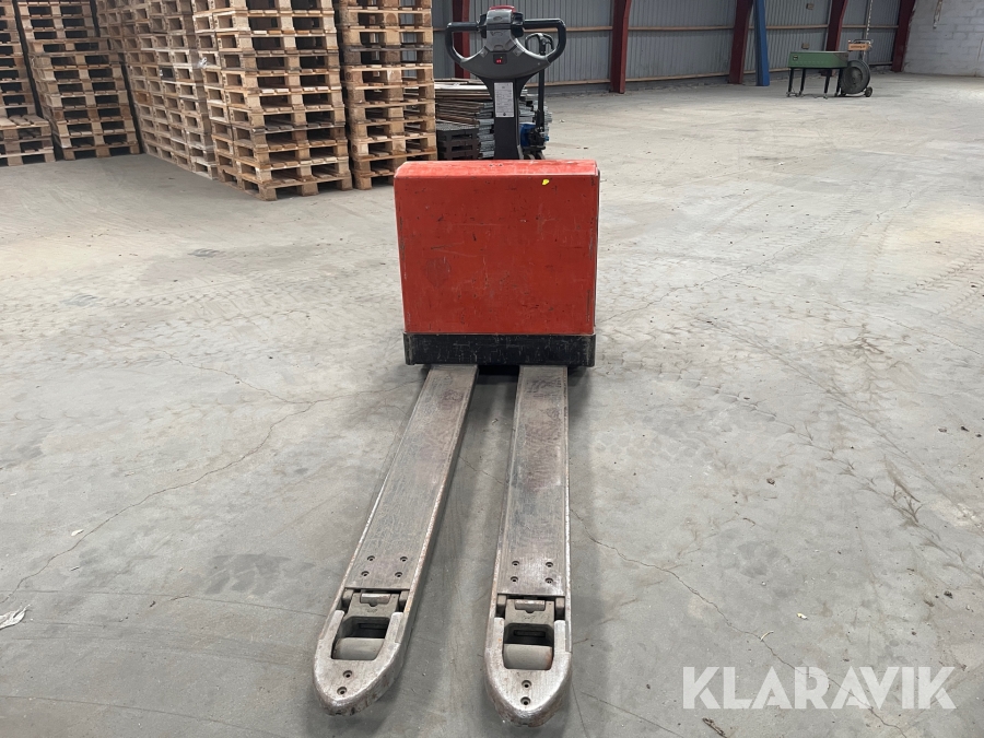 El pallevogn BT W 20 med lange gafler