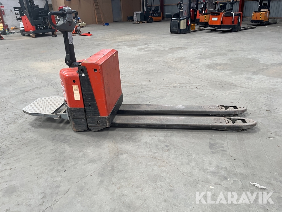 El pallevogn BT W 20 med lange gafler