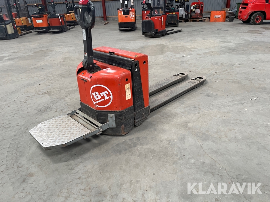 El pallevogn BT W 20 med lange gafler