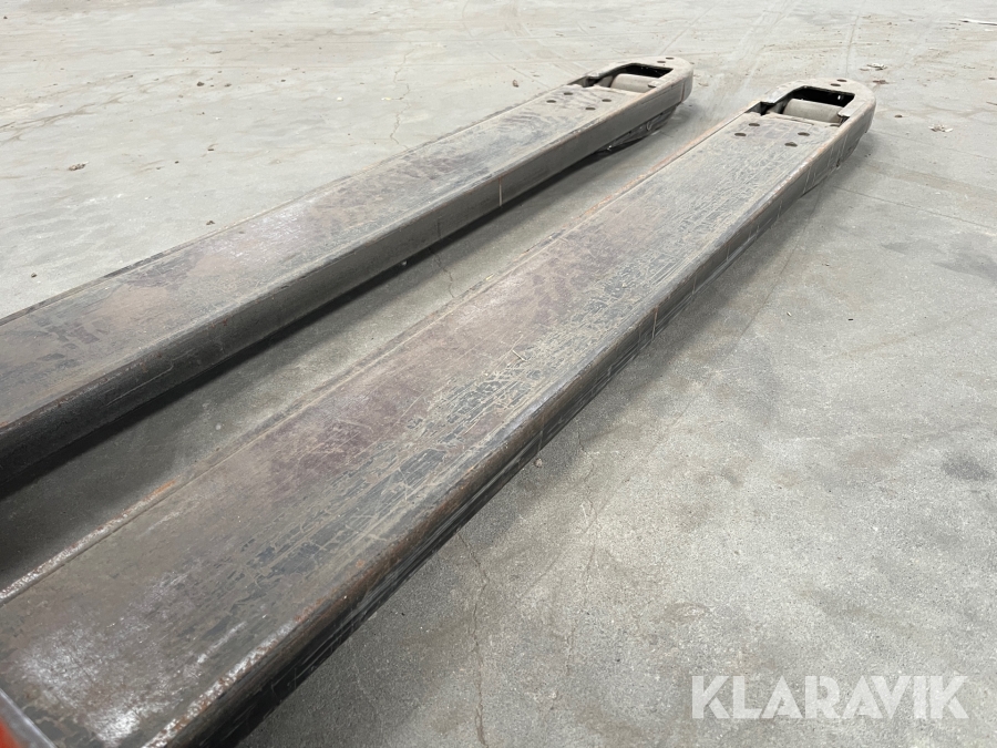 El pallevogn BT W 20 med lange gafler