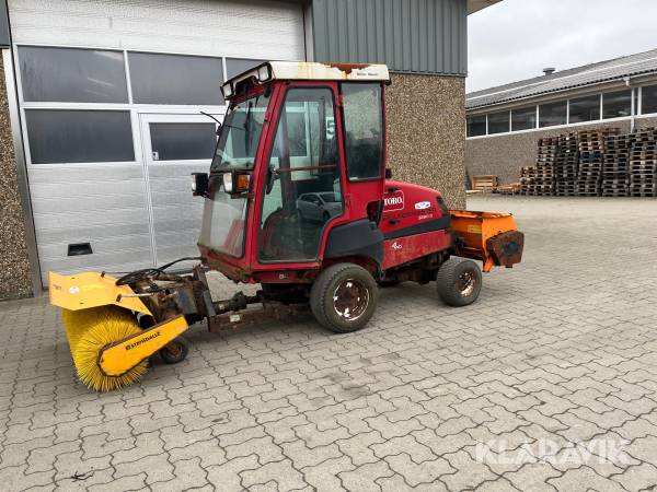 Redskabsbærer Toro Groundmaster 3280D med kost og saltspreder