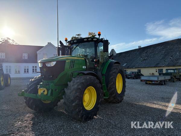 Traktor John Deere 6215R