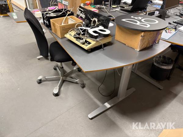 Hævesænke bord og stol