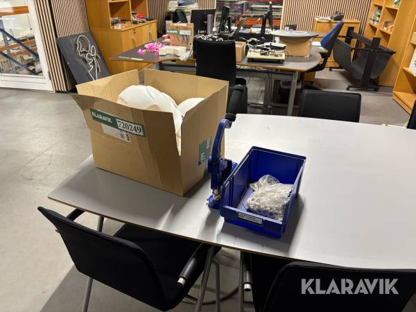 Håndpresse og sikkerhedshjelme