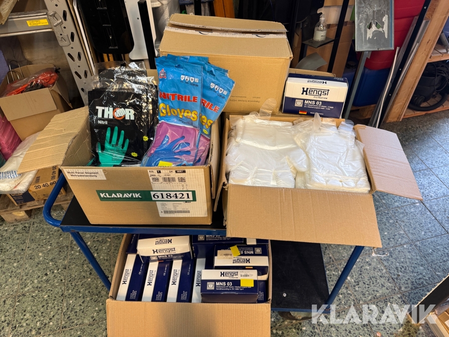 Lot med handsker og mundbind