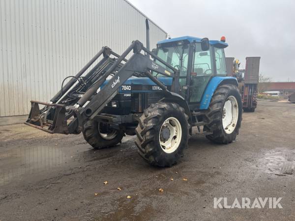 Traktor New Holland 7840