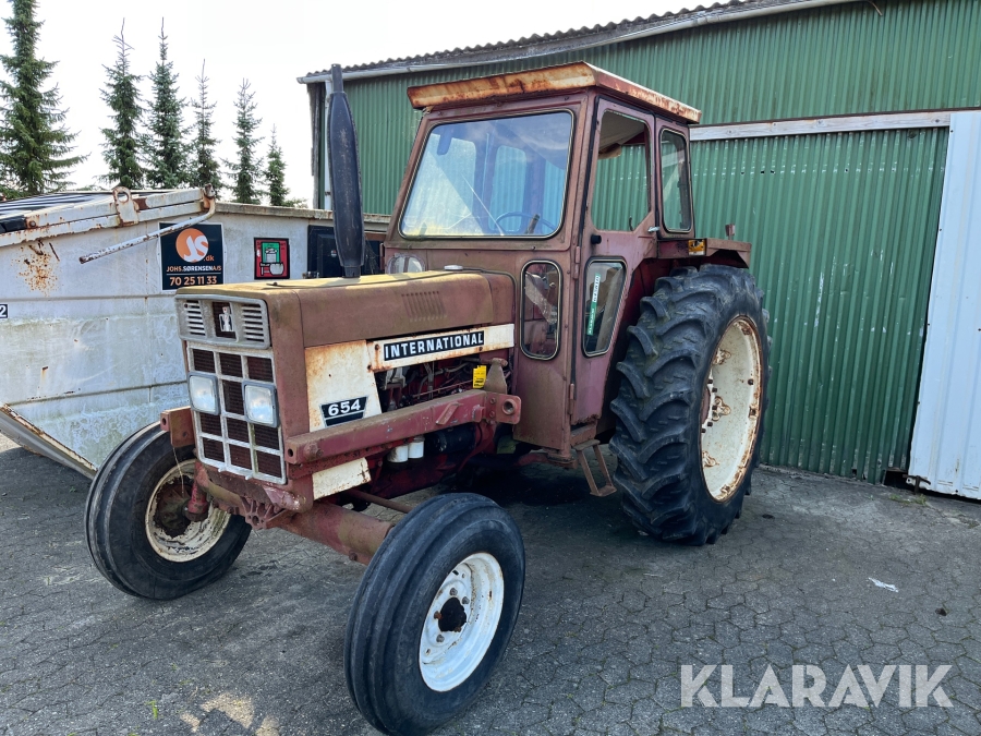 Traktor IH 654