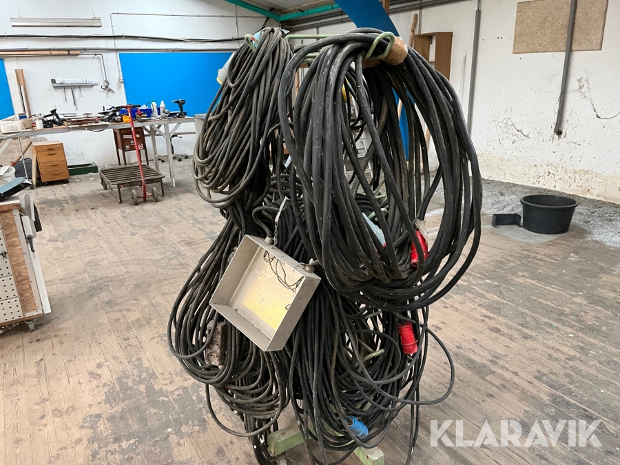 Diverse kabler og kabelstativ