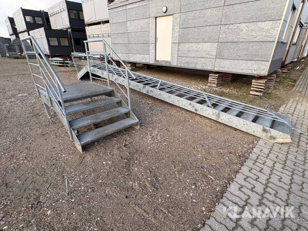 Trappe og repos med gelænder