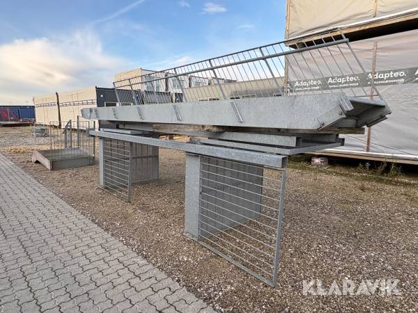 Trappe med 2 repos’er og gelænder