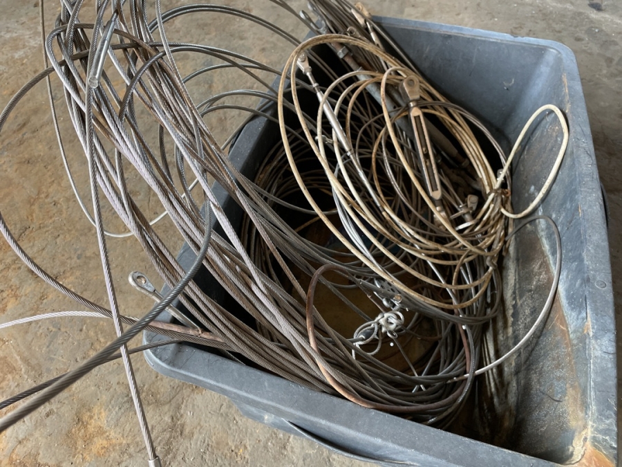 Rustfrie wire.