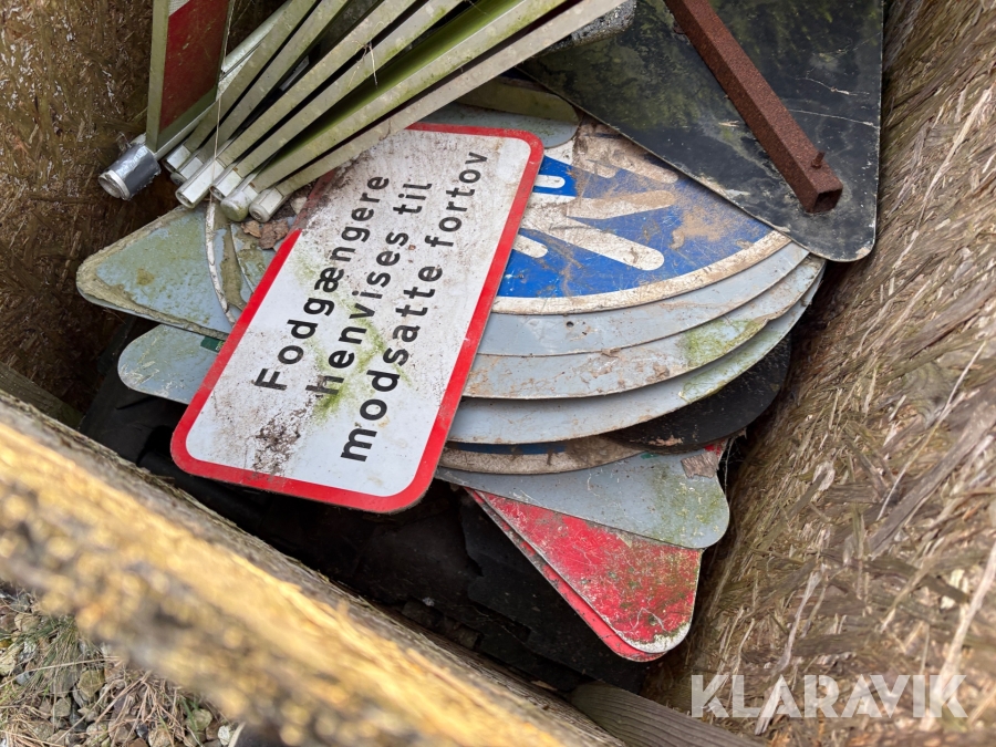 Diverse skilte og afskærmning