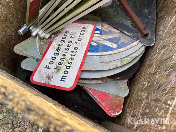 Diverse skilte og afskærmning