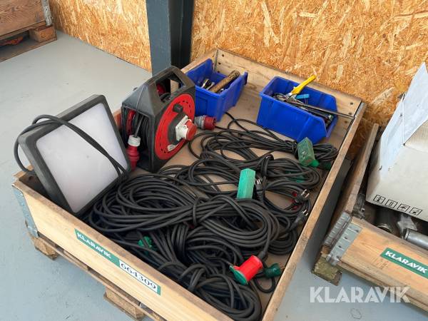 Diverse udstyr og ledninger