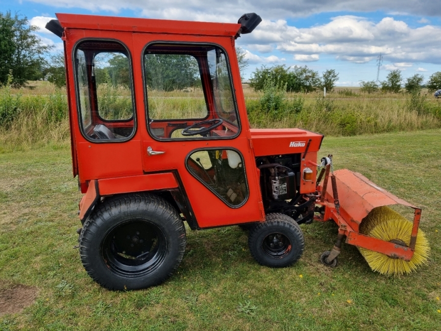 Kompakt traktor med kost