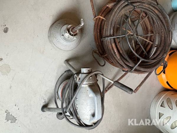 Afløbsrensningsmaskine med spiral og tromle