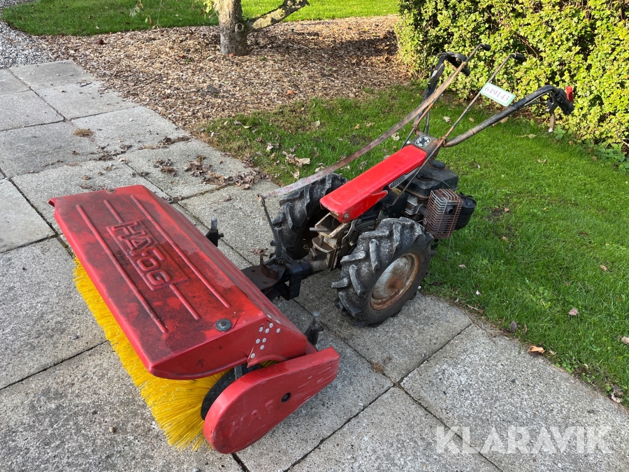 Redskabsbærer Antonio Carraro med kost