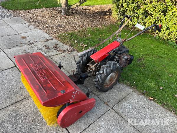 Redskabsbærer Antonio Carraro med kost