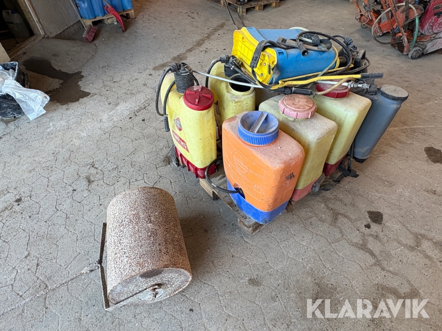 Blandet lot rygsprøjter og tromle