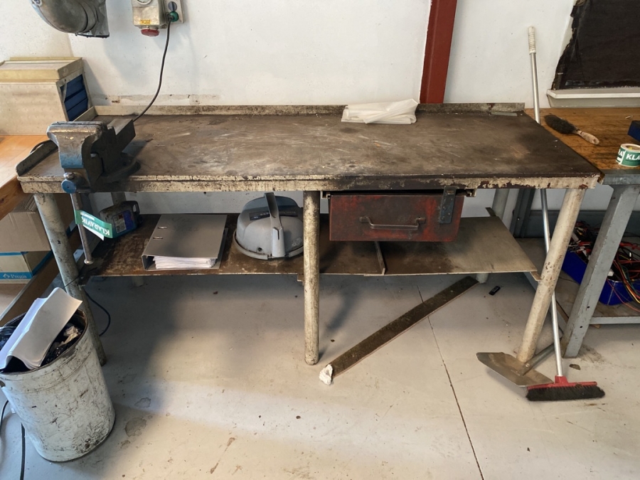 Værkstedsbord med skruestik