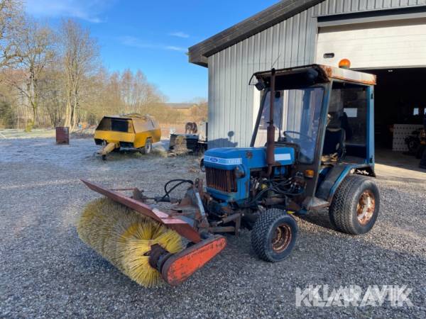 Traktor Ford 1210 med fejekost