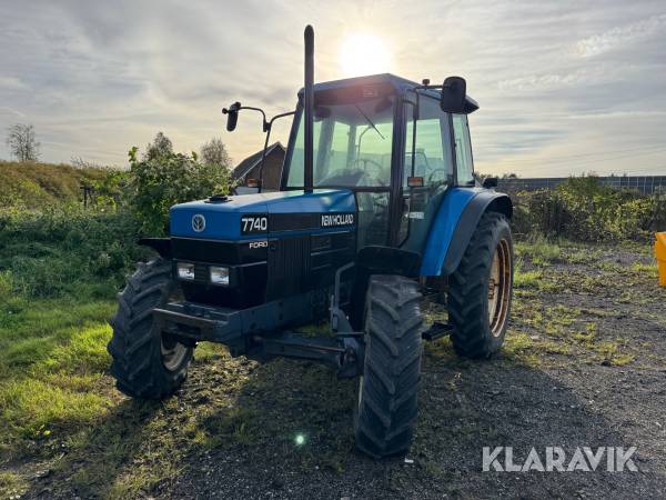 Traktor New Holland 7740