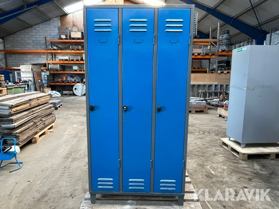 Omklædningsskab Blika 3 fløjet 92x55x185 mm.