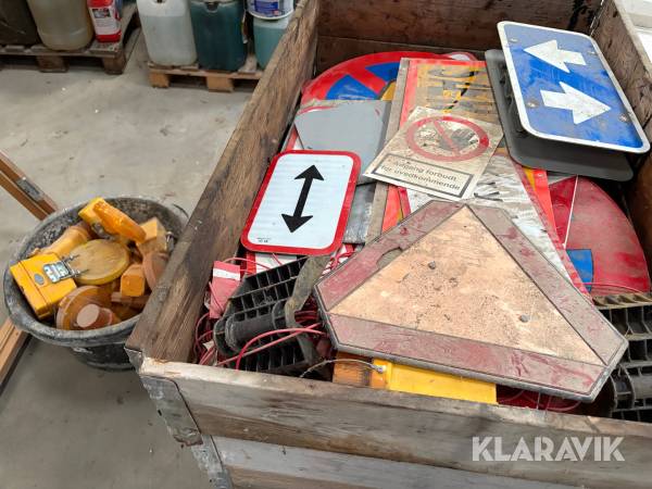 Skilte, stolper og lamper