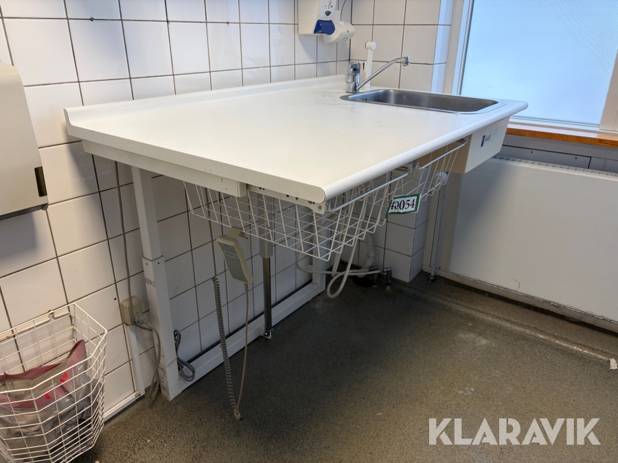 Havesænkebord Arjo Teddy med vask og opbevaring